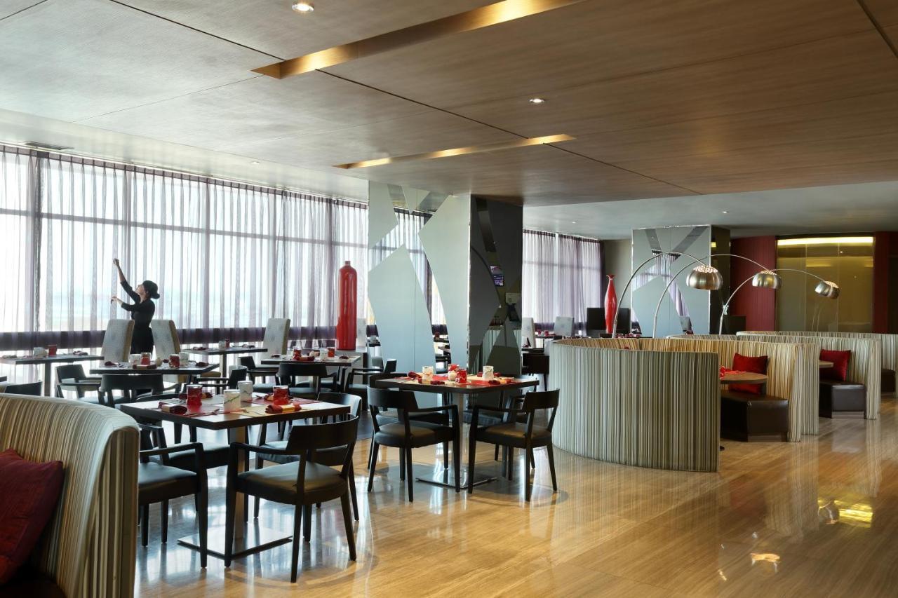 Novotel Jakarta Gajah Mada Exterior foto